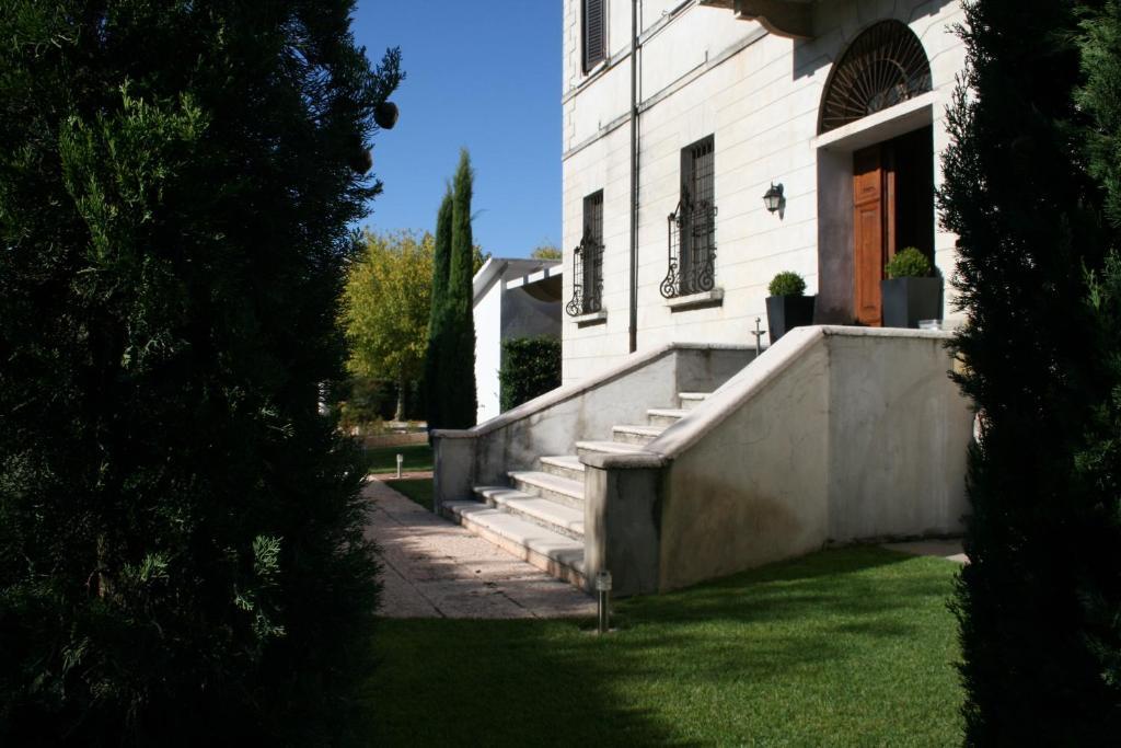 Residenza La Villa Mântua Exterior foto